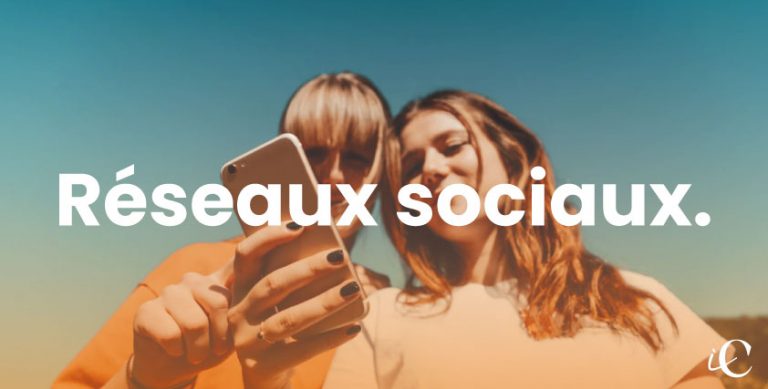 deux personnes partageant du contenu sur les réseaux sociaux